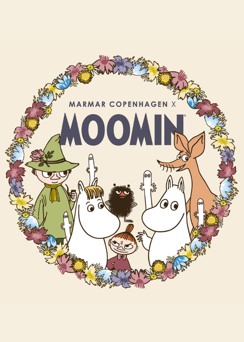 Beige kort med Moomin-karakterer i blomsterkrans og tekst MARMAR COPENHAGEN