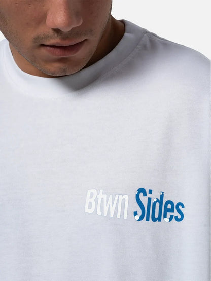 BETWEEN SIDES GT-Label T-Shirt - White - T-Shirts T-SHIRT