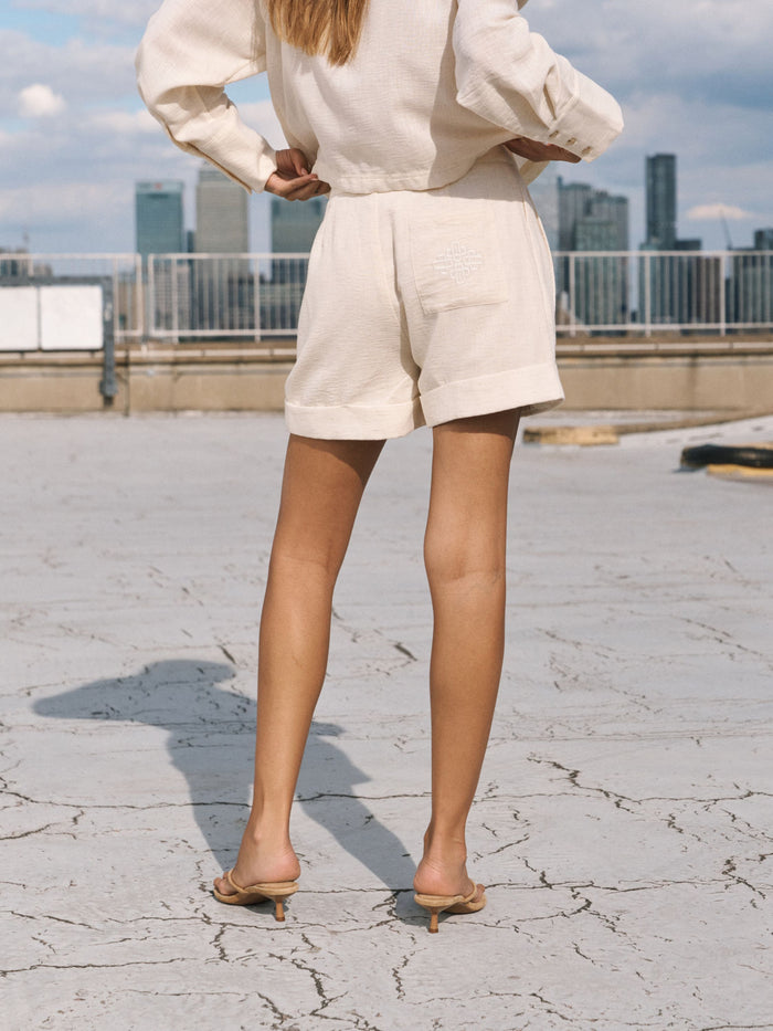 LINEN LONGLINE SHORTS - OFF WHITE